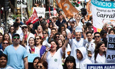Médicos y trabajadores de la salud pública se reúnen en las calles de Buenos Aires para exigir mayor financiación para los hospitales, en octubre de 2024.