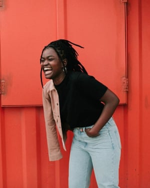 Yes Friends.Com a missão de provar que roupas sustentáveis podem ser acessíveis, Yes Friends produz camisetas clássicas feitas de algodão orgânico que custam £ 7,99.