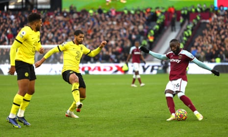 Arthur Masuaku of West Ham scores a goal to make the score 3-2.