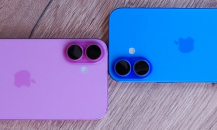 The back camera array of the iPhone 16 Plus in pink and iPhone 16 in blue.