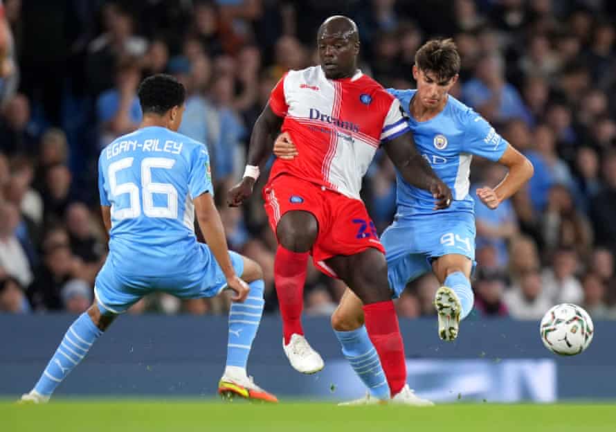 Adebayo Akinfenwa en action pour Wycombe contre Manchester City en Carabao Cup cette saison.