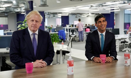 Boris Johnson et Rishi Sunak au siège d'Octopus Energy, à Londres, en 2020.