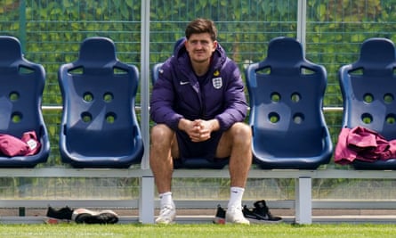 Harry Maguire theo dõi buổi tập của đội tuyển Anh vào thứ Năm, trước khi được xác nhận rằng chấn thương bắp chân sẽ loại anh ra khỏi đội hình.