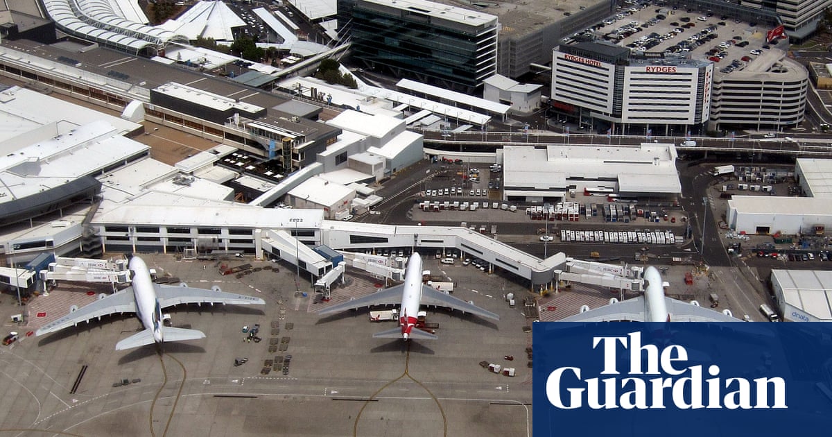 Man charged after allegedly attempting to open plane door on flight to Sydney