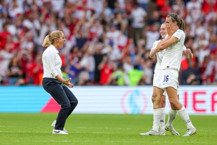 Sarina Wiegman profite du moment avec Jill Scott et Keira Walsh au coup de sifflet final de la finale de l'Euro 2022