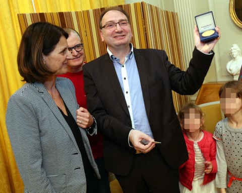 Французького професора підозрюють у створенні фіктивної “нобелівської” премії, яку він сам собі вручив - 3 - Relocate.to Французького професора підозрюють у створенні фіктивної “нобелівської” премії, яку він сам собі вручив - 3