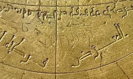 Detalle del astrolabio que muestra marcas hebreas junto a un grabado árabe.