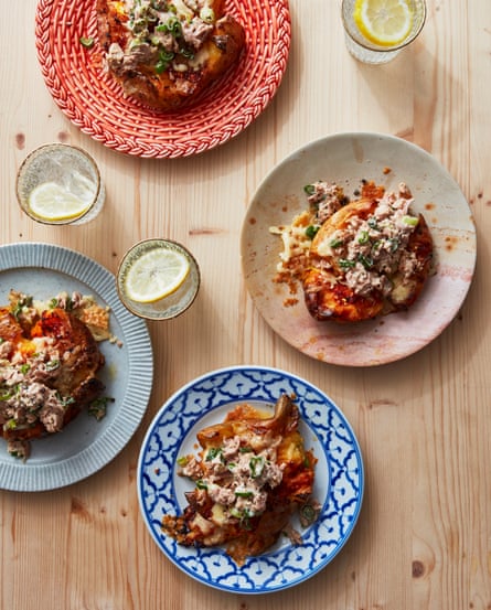 Kentang jaket berbumbu Poppy O'Toole dengan keju cheddar dan tuna mayo.
