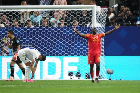 Yoane Wissa scores