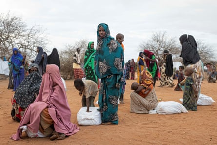 زنان در کمپ آوارگان در حومه گاریسا، کنیا، مارس 2023 منتظر توزیع غذا هستند.