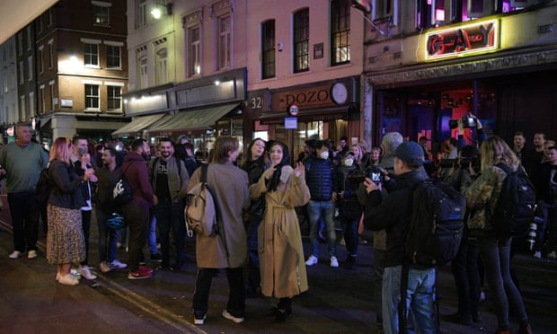 Crowds form outside the bars as 10pm arrives