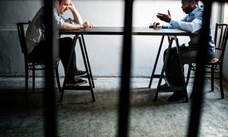 ضابط يستجوب مجرمًا مجرمًا