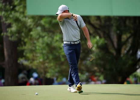 Rory McIlroy struggles continue on the 3rd.