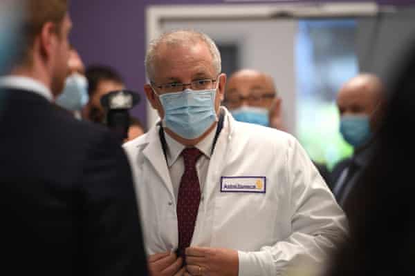 Le Premier ministre australien Scott Morrison dans les laboratoires AstraZeneca à Macquarie Park, Sydney.