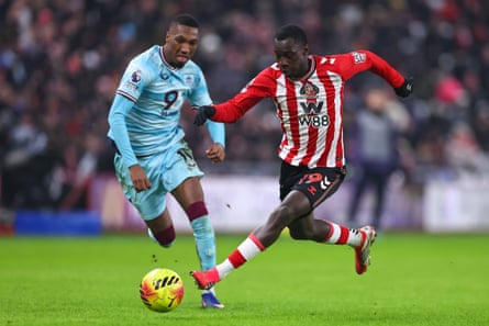 Habib Diarra of Sunderland runs with the ball, watched by Jaidon Anthony of Burnley