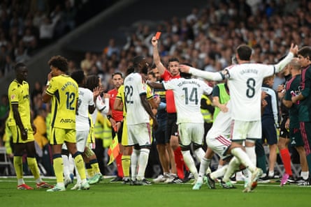 Players react as the referee, Isidro DÃÂaz de Mera Escuderos, sends off VinÃÂcius Júnior