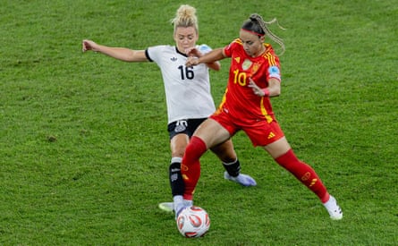 Athenea del Castillo (right) and Linda Dallmann challenge for the ball during the Euro 2025 semi-Final between Germany and Spain.