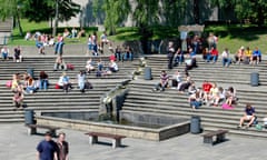 Students relaxing on steps in the sunshine on campus at the University of East Anglia, UEA, Norwich, UK<br>A2B3PD Students relaxing on steps in the sunshine on campus at the University of East Anglia, UEA, Norwich, UK