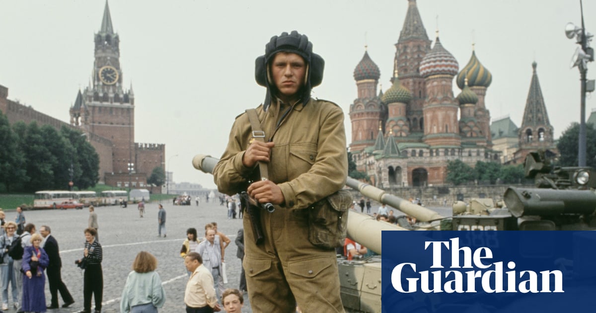 The August Coup by Robert Service review – the drink-soaked collapse of the Soviet Union