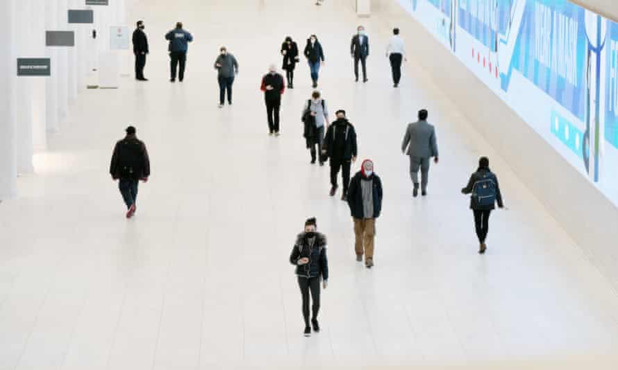 Os passageiros usam máscaras enquanto caminham pelo centro de transporte do World Trade Center, terça-feira, 17 de novembro de 2020 em Nova York.  A Autoridade de Transporte Metropolitano, em conjunto com as linhas ferroviárias regionais, anunciou em uma coletiva de imprensa uma “Força de Máscara” que incentiva o uso de máscaras universais no transporte público.  (AP Photo / Mark Lennihan)