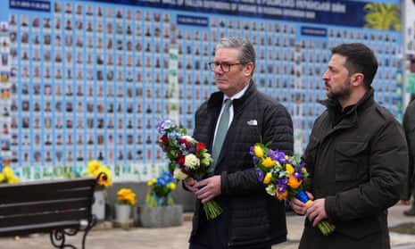 Keir Starmer e Volodymyr Zelensky chegam para depositar coroas de flores no Muro em Memória dos Caídos da Ucrânia, em Kiev.