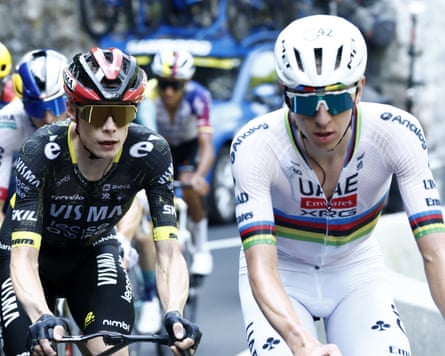 Jonas Vingegaard chases fellow cyclist Tadej Pogacar on stage six of the 2026 men's Tour de France.
