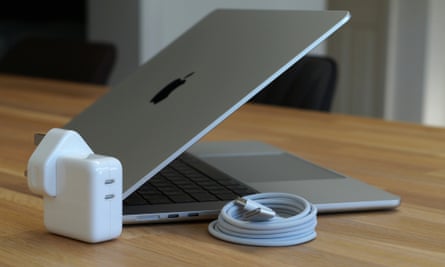 Il caricabatterie USB-C a doppia porta e il cavo MagSafe forniti con il MacBook Air da 15 pollici di Apple.