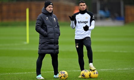 Mauricio Pochettino talks to Thiago Silva during training.