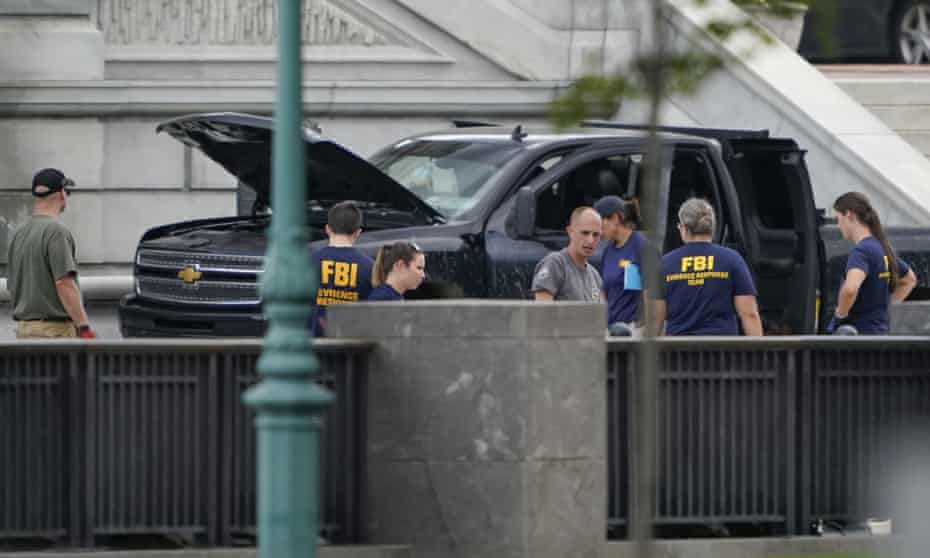 Les autorités enquêtent sur une camionnette garée sur le trottoir devant la Bibliothèque du Congrès à Washington le mois dernier.
