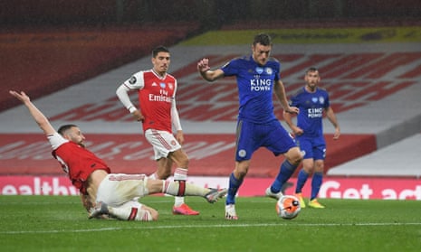 Jamie Vardy scores Leicester’s equaliser despite the efforts of the Arsenal defender Shkodran Mustafi.