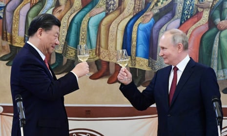 Xi Jinping and Vladimir Putin raise their glasses at a reception in the Kremlin.