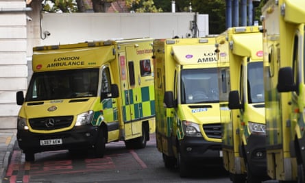 'Gerçek ve mevcut bir tehlike': Sağlık lideri uyarıyor, NHS kesintileri hayatları riske atacak | NHS 1 Ambulanslar bir hastanenin acil servisinin önünde sıraya giriyor.