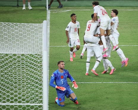 لاعبو المغرب يحتفلون بالهدف الأول للفريق الذي سجله عيسى ديوب.