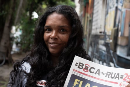 Michelle Marques dos Santos holding a copy of Boca de Rua