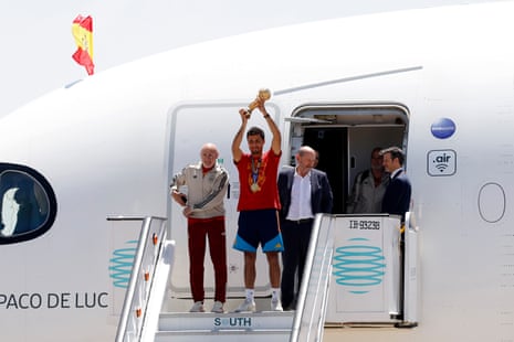 Rodri, da Espanha, levanta o troféu ao lado de Luis de la Fuente em Madrid.
