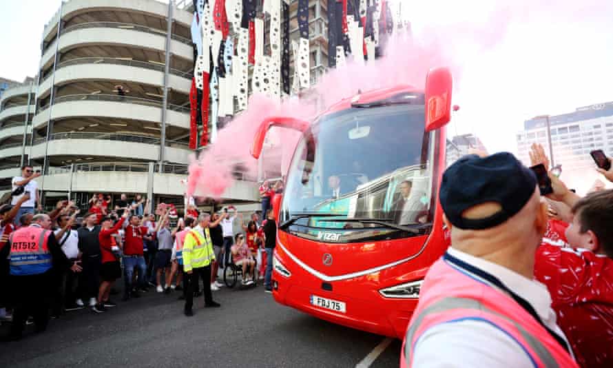 Chelsea v Liverpool: FA Cup final – live! | FA Cup 3 Liverpool fans welcome the team bus as it arrives at Wembley.