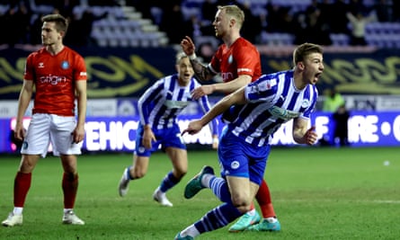 Charlie Hughes comemora o gol da vitória do Wigan aos 110 minutos contra o Wycombe Wanderers no DW Stadium.