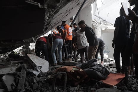 Israeli forces carried out an airstrike that hit the al-Tawba prayer hall, located west of the Jabaliya refugee camp in northern Gaza.