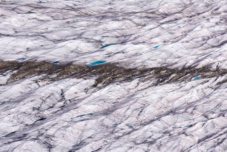 Pencairan salju membentuk kolam kecil di gletser.