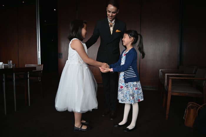 Chi tiền cho con học làm quý tộc, phụ huynh Trung Quốc bị ném đá dữ dội: Quý tộc đến từ cốt cách chứ không phải học tập! - Ảnh 4. Chi tiền cho con học làm quý tộc, phụ huynh Trung Quốc bị ném đá dữ dội: Quý tộc đến từ cốt cách chứ không phải học tập! - Ảnh 4.