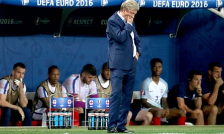 Huấn luyện viên đội tuyển Anh Roy Hodgson đứng chán nản trên đường biên