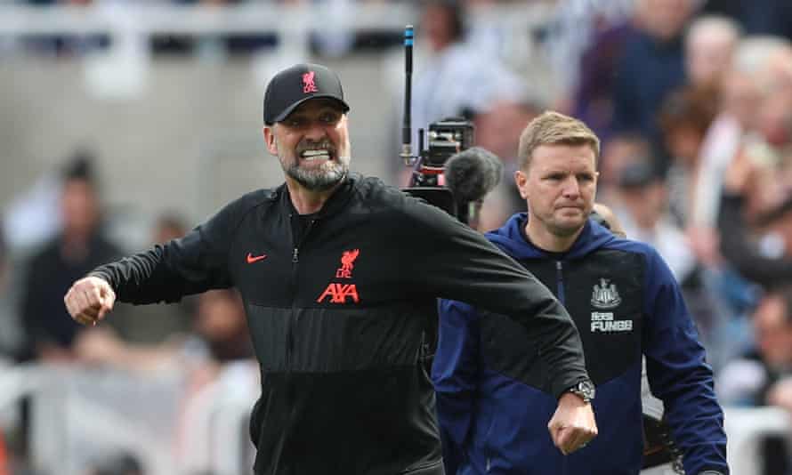 Jürgen Klopp Feiert, Während Eddie Howe Zuschaut.