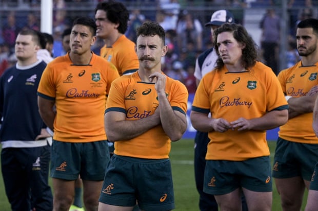 El medio scrum de Australia Nick White (centro) y sus compañeros de equipo se ven tristes después de la derrota.