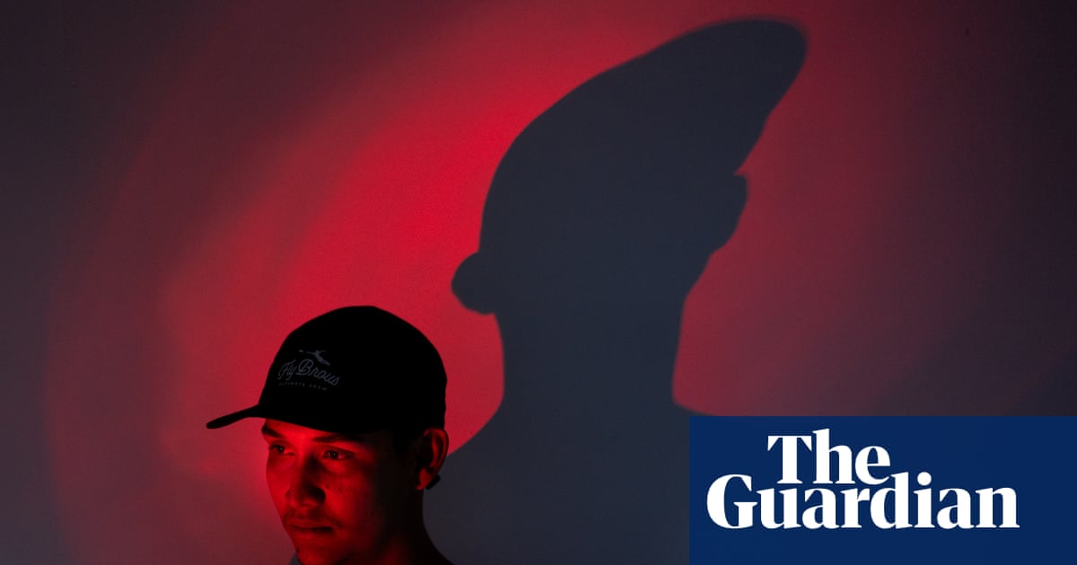 US immigration’s cutting-edge forensic gang analysis: sees roses for twin sisters, concludes ‘international criminal syndicate, please deport to mega-prison.’