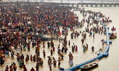 Peregrinos se banhando nas margens do Rio Ganges na terça-feira.