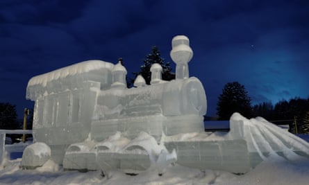 A steam train ice sculpture in Saint-Côme.