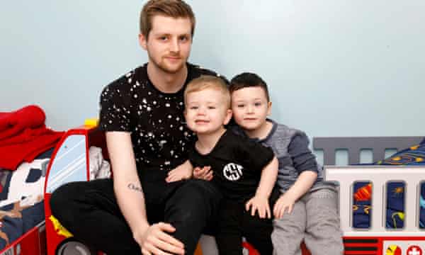 Gareth Gibson, 21 anni, con i suoi figli Ross e Oscar: