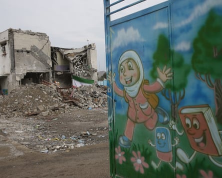 ఇరాన్లోని మినాబ్లో అమెరికా-ఇజ్రాయెల్ సమ్మెలో దెబ్బతిన్న షాజరత్ అల్-తయ్యిబా ప్రాథమిక పాఠశాల భవనం