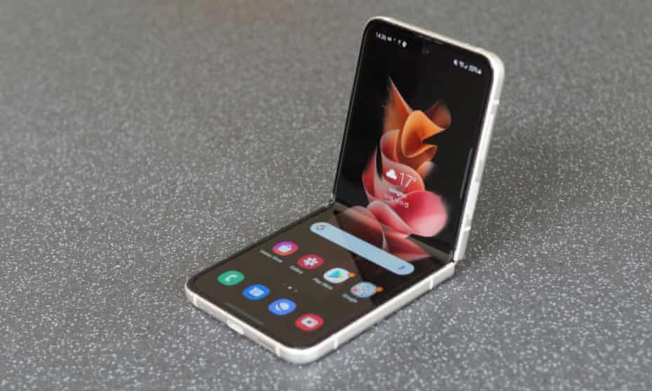 Galaxy Z Flip 3 Review Samsung S Cheaper Better Hi Tech Flip Phone Samsung The Guardian Galaxy Z Flip 3 Review Samsung S Cheaper Better Hi Tech Flip Phone Samsung The Guardian