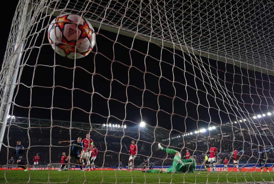 David de Gea allows Josip Ilicic’s shot to squirm under his body for Atalanta’s opener.